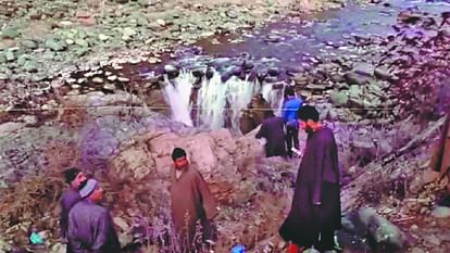 Kokernag: Kashmir University and NIT experts engaged in the investigation of the pit built on the Brengi drain