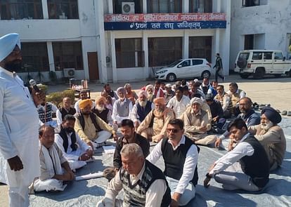 Farmers demonstrated in front of the Small Secretariat on the fourth day