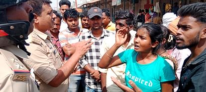 कार्रवाई न होने से नाराज गांव के लोगों का पुलिस पर नाराजगी जाहिर करते हुए, संवाद